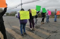 Los vecinos se apostaron en la vía que comunica con San Martín Cuautlalpan, donde portaron cartulinas con sus demandas.