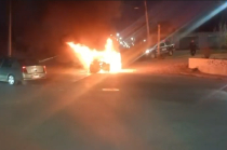 Vehículo incendiado durante los incidentes en el Estado de México