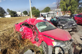 El automóvil tras el choque múltiple ocurrido en la carretera Otumba–San Martín de las Pirámides.
