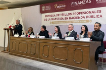 Autoridades del IHAEM y del Colegio de Estudios Hacendarios durante la entrega de títulos de la Maestría en Hacienda Pública, realizada en Toluca.