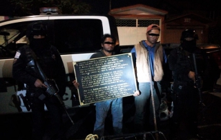 Detiene Policía de Toluca a dos sujetos que robaban placas conmemorativas