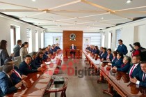 Durante la sesión del Comité Ejecutivo Estatal, Marco Aurelio Carbajal Leyva, secretario general del SMSEM, encabezó la firma del acuerdo junto con integrantes de la dirigencia.