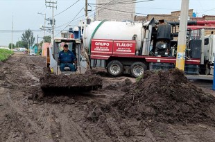 Brigadistas trabajan en la limpieza y sanitización de calles y viviendas afectadas por las intensas lluvias en varios municipios mexiquenses.