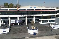 La "calificación crediticia" es una evaluación de la capacidad de un negocio, empresa o institución pública para cumplir sus obligaciones y pagos.