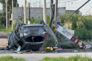 La camioneta involucrada quedó volcada tras la persecución