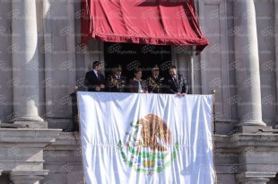 a gobernadora Delfina Gómez Álvarez encabezó el desfile cívico-militar por el 216 aniversario de la Independencia de México, realizado en Toluca.