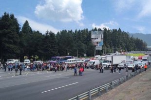 Reabren la México-Toluca tras varias horas de bloqueo por comuneros en La Marquesa, Ocoyoacac..