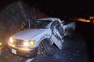 La camioneta fue embestida por embestido por un tractocamión.