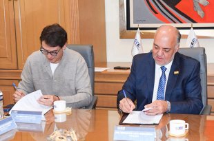 Carlos Brito Lavalle, director general del Sistema Mexiquense de Medios Públicos, y Germán Miguel Jalil Hernández, presidente del CCE Estado de México, firmaron un convenio para fortalecer la difusión de la actividad empresarial mexiquense.