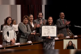 La gobernadora Delfina Gómez Álvarez entrega la Presea Estado de México 2025 a la periodista Veneranda Mendoza Herrera, en reconocimiento a su trayectoria en el periodismo de investigación.