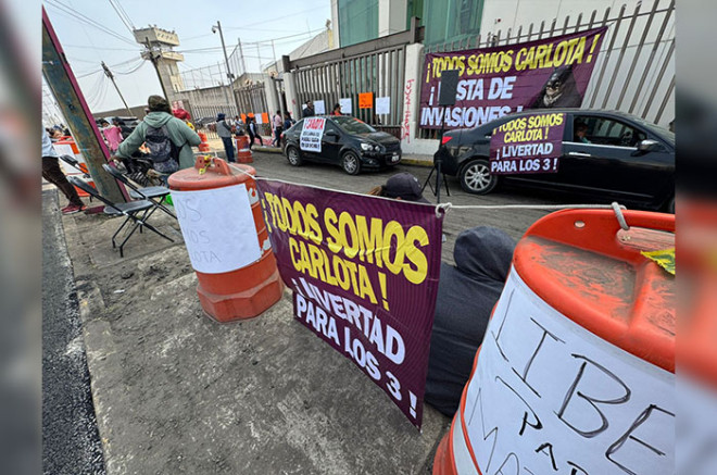 Durante la audiencia, un grupo de simpatizantes se manifestó afuera de los juzgados en apoyo a “Doña Carlota”.