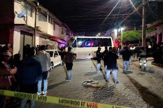 #Video: ¡Brutal! Microbús mal estacionado mata a un hombre en #Edoméx