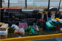 El conductor perdió el control de la unidad, lo que derivó en la volcadura.