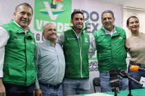 José Alberto Couttolenc Buentello y Abuzeid Lozano Castañeda durante el anuncio de la incorporación del exalcalde de Ixtlahuaca al PVEM.