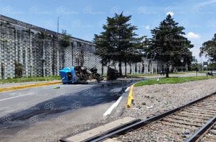 El accidente ocurrió a la altura del puente de Tres Caminos, donde la pesada unidad terminó volcada tras perder el control en una curva.