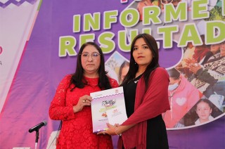 Ante el honorable cabildo María Luisa Carmona Alvarado entregó a Alix Dayana Gómez Terrazas, Directora de Enlace y Vinculación del DIFEM un ejemplar impreso y en medio magnético del Tercer Informe Sobre el Estado