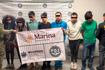 Al aproximarse, los agentes observaron objetos con apariencia de armas, por lo que marcaron el alto a los ocupantes para realizar una revisión preventiva, conforme a los protocolos de seguridad.