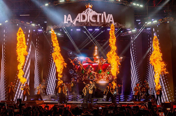 Miles de asistentes corearon los éxitos de la agrupación sinaloense durante una presentación acompañada de fuegos artificiales y realizada sin venta de alcohol.
