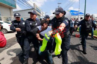 La confrontación se intensificó y se llevaron a cabo acciones para retirar a los inconformes.