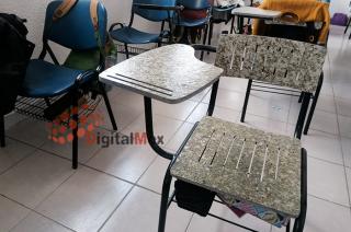 Los pupitres fueron elaborados por Zamá, una empresa especializada en la fabricación de productos con materia prima de reuso.