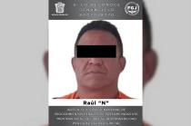 El detenido conducía un vehículo Torton el cual impactó contra un puente peatonal y un puesto de alimentos en Naucalpan.