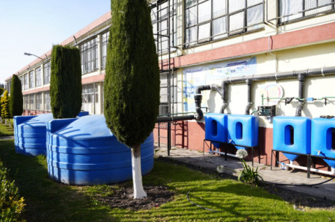 Sistemas de captación de agua de lluvia instalados en espacios públicos