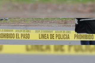 La víctima fue identificada como Fernando Daniel “N”, de 22 años de edad, quien recibió varios impactos de arma de fuego a corta distancia por sujetos desconocidos.