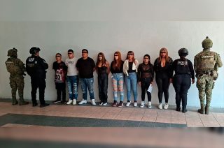 Elementos de la Marina y policías municipales realizaron un operativo en Ecatepec donde fueron detenidos 24 jóvenes en posesión de armas largas, pistolas y cartuchos.