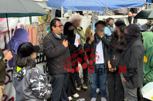 Isidro Rogel Fajardo conversa con estudiantes durante el paro