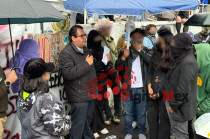 Isidro Rogel Fajardo conversa con estudiantes durante el paro