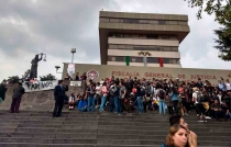 Alto a los feminicidios: exigen 4 mil universitarios frente a la Fiscalía de Justicia