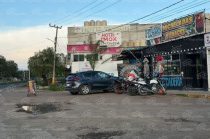 La agresión ocurrió frente a una supuesta chelería ubicada en la bajada de los puentes vehiculares que conectan con la autopista México-Pirámides.