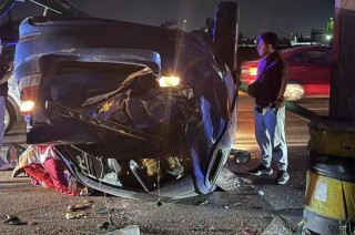 Al lugar acudieron paramédicos de la Cruz Roja para atender al joven conductor