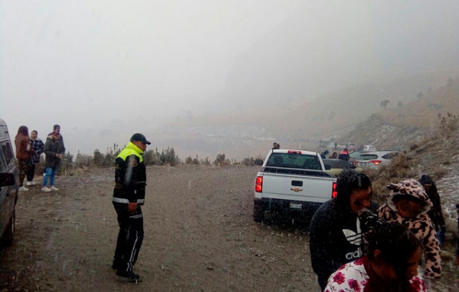 Caída de agua nieve en Xinantécatl atrae visitantes