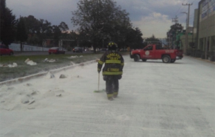 Realizan Bomberos de Toluca labores de limpieza en Paseo Tollocan