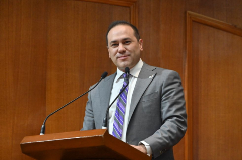 Alejandro Castro Hernández, diputado del PRI, durante la presentación de su iniciativa para retomar el modelo de escuelas de tiempo completo