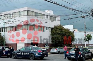 Un hombre fue encontrado sin vida al interior de un vehículo en calles de la colonia Universidad.