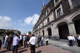 Plantón de cinco días frente a Palacio de Gobierno en Toluca