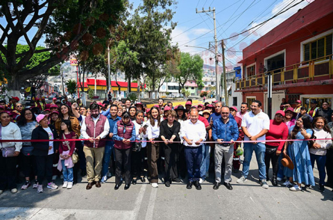 La gobernadora Delfina Gómez Álvarez durante la entrega del sendero seguro en Avenida Acueducto, en Tlalnepantla, como parte del programa Caminemos Seguras.
