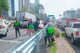 La vialidad se vio afectada y las autoridades investigan las causas del percance.