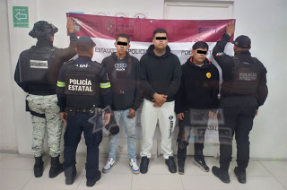 Tras una inspección protocolaria, se les encontraron tres bolsas con hierba verde y seca con características de marihuana.