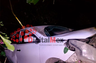 La unidad involucrada fue un automóvil Versa color blanco, el cual salió del camino y cayó a un barranco de aproximadamente 70 metros de profundidad