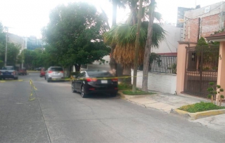 Dejan cadáver dentro de un vehículo en calles de Naucalpan