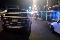 Policías resguardan la zona donde un hombre fue asesinado.