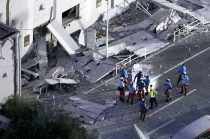 Un sismo de magnitud 5.8 volvió a sacudir la prefectura de Kumamoto mientras rescatistas continúan la búsqueda de sobrevivientes tras el terremoto de 7.1 que dejó al menos 18 muertos.