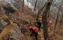 El incendio es combatido mediante la técnica de “brecha cortafuego&quot;, que consiste en realizar una brecha sobre el terreno hasta llegar al material mineral para evitar que este se propague