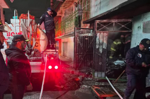 Bomberos de Ecatepec trabajan en la extinción del incendio registrado en una vivienda