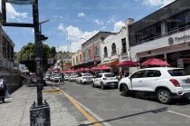 Comercio informal en calles de Toluca continúa bajo vigilancia, mientras locatarios reportan afectaciones económicas por la competencia en vía pública.