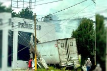 ¡Fatal! Tráiler choca contra restaurante en la México-Toluca, hay tres muertos