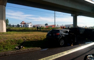 Muere hombre prensado por camión y coche mientras abanderaba en Toluca